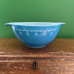 ⚫️Final Price⚫️ Pyrex Snowflake Garland Cinderella Blue White Mixing Bowl 1.5 Qt